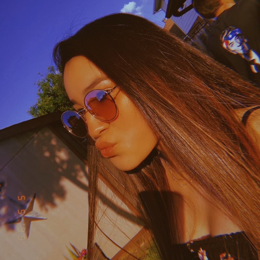 Meet your Posher, Alexia